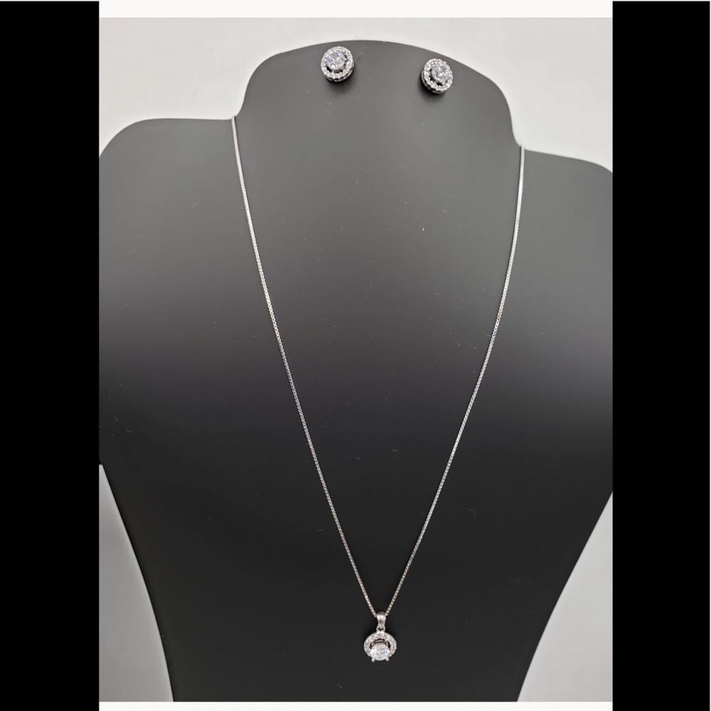(Bonus Jewelry included ‼️)Sliver cubic zirconia earrings and necklace